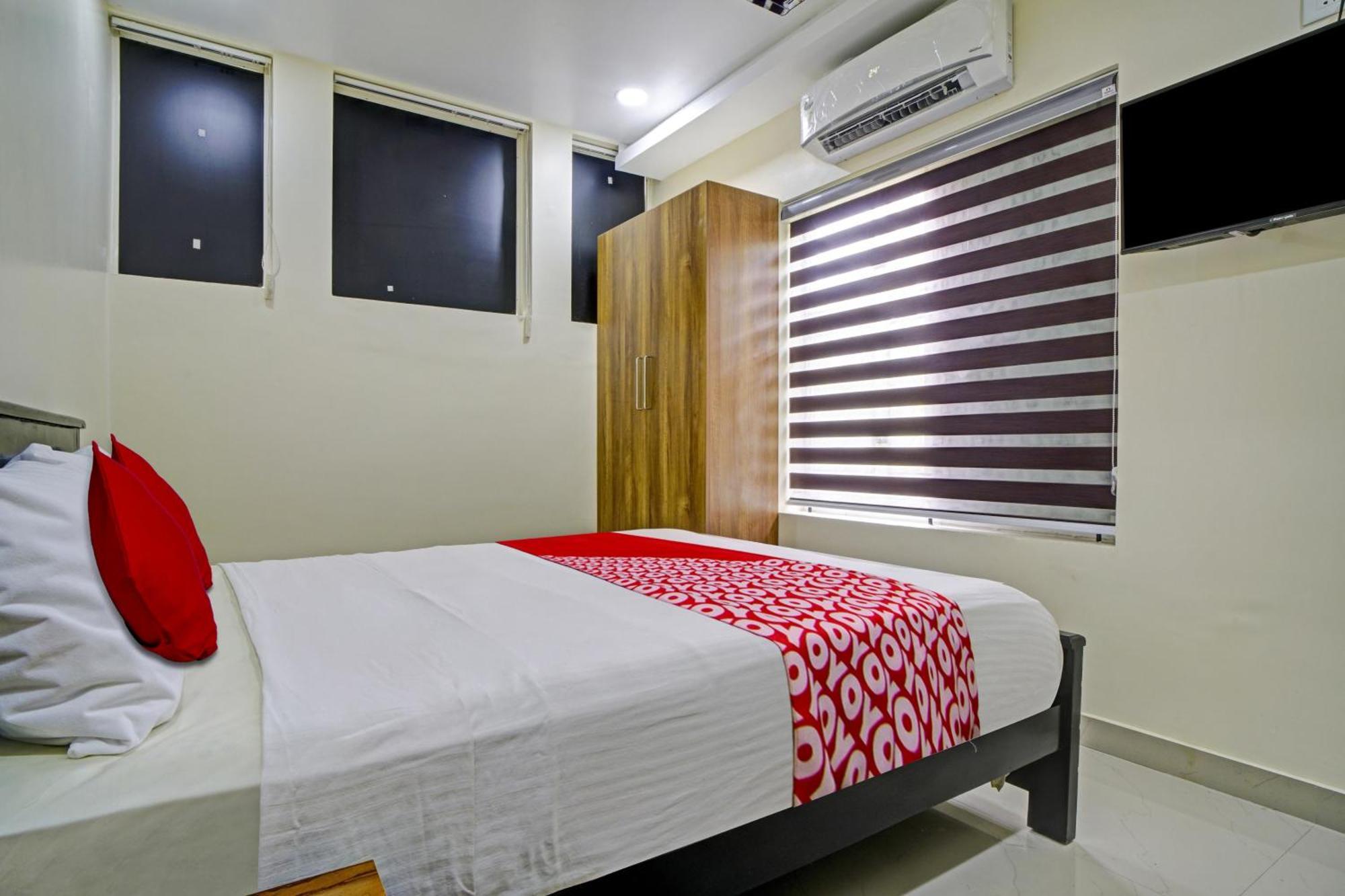 Hotel O Crystal Executive Suites Kochi Exterior foto